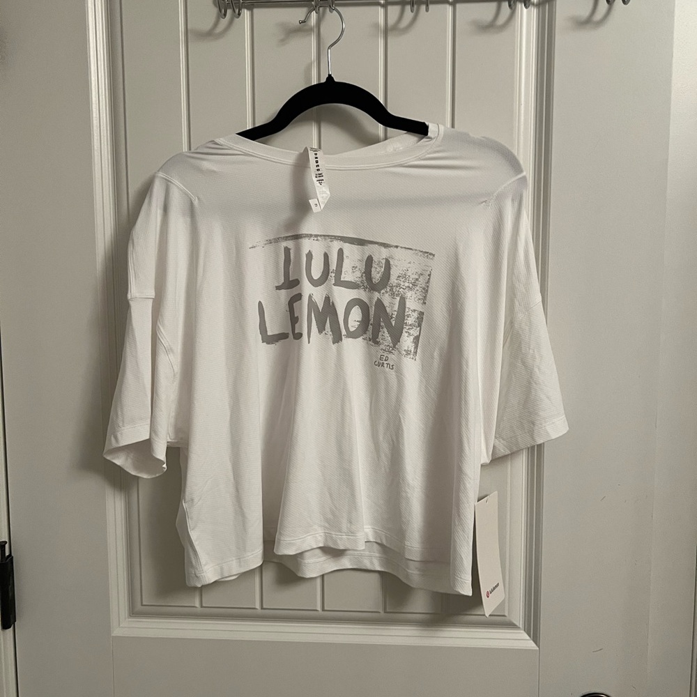 Brand new lulelemon t-shirt